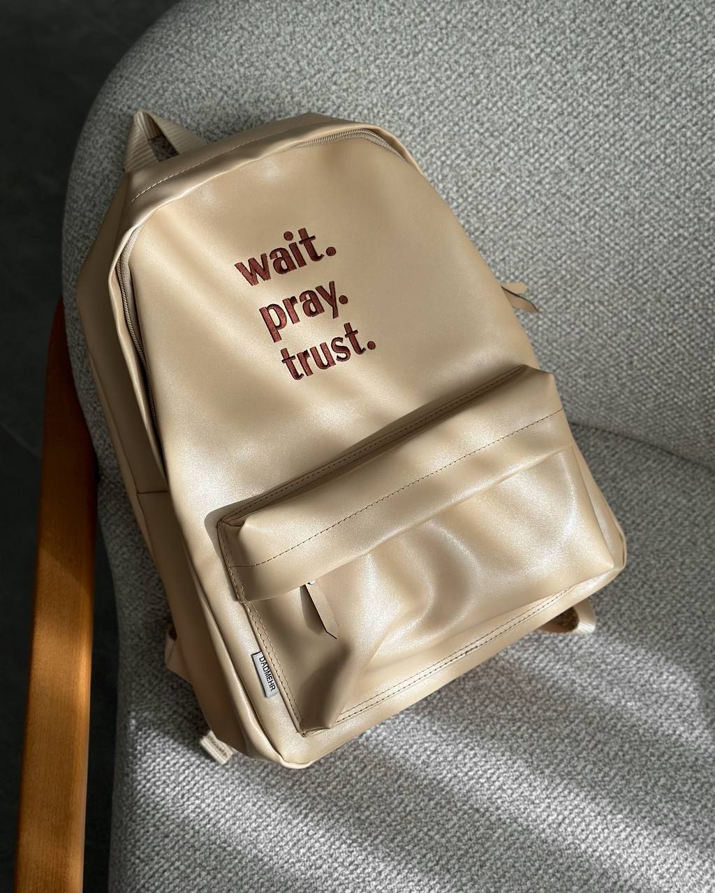 کوله چرم Wait / pray / trust – کرم 1906